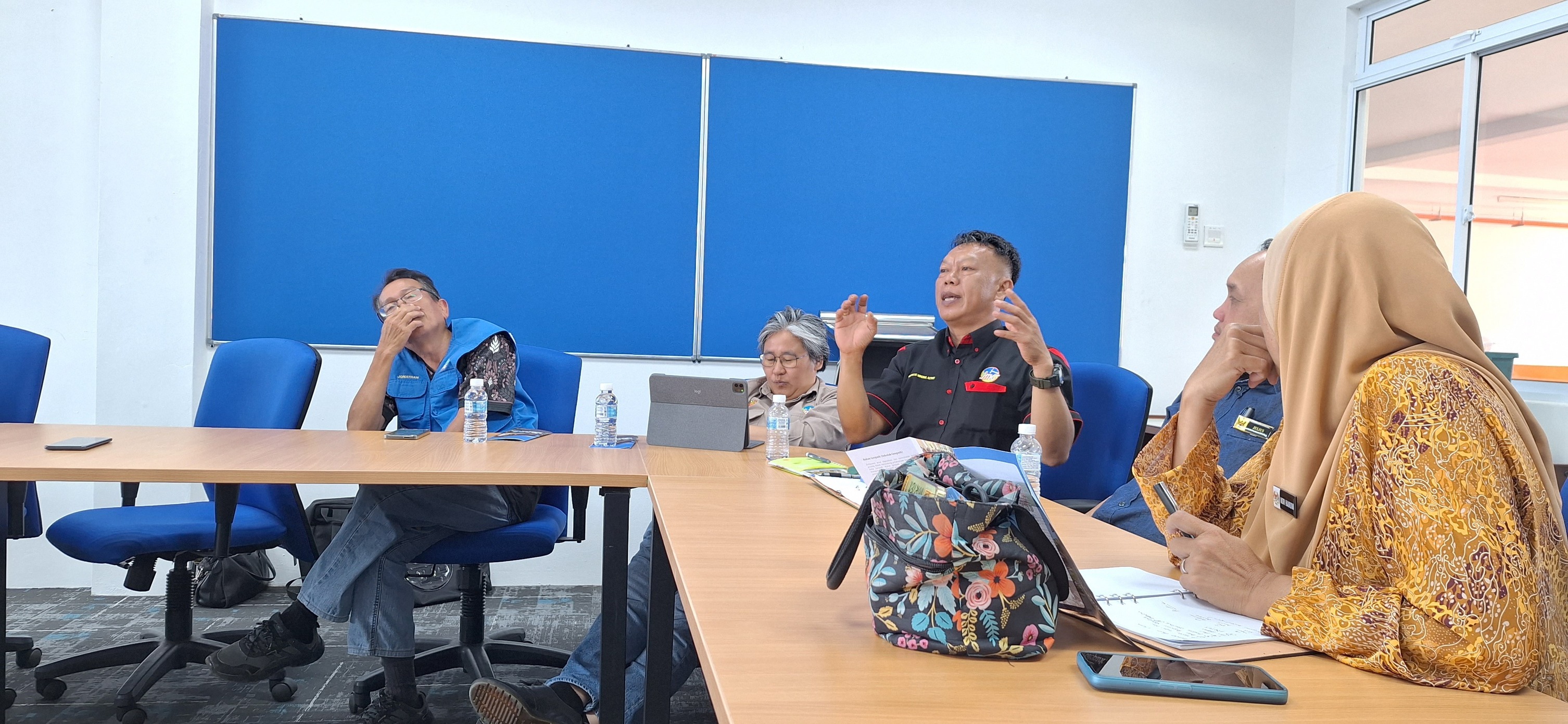 May be an image of 13 people and people studying